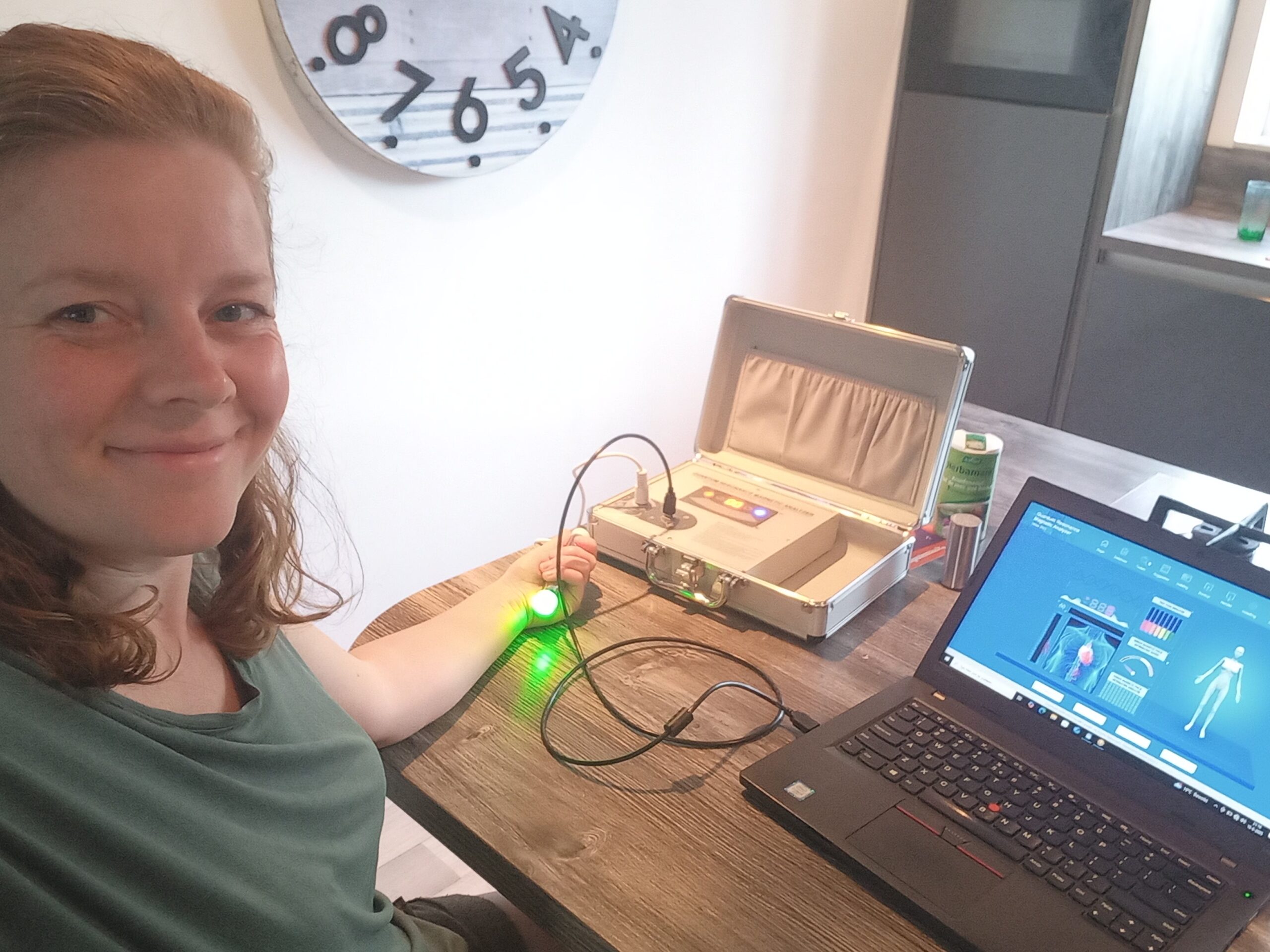 ntdek de kracht van de Magnetische Bioresonantie Test – een moderne en niet-invasieve manier om inzicht te krijgen in de energiebalans van je lichaam. Met de Quantum Resonance Magnetic Analyzer meet ik binnen slechts enkele minuten het magnetische veld van je cellen, gebaseerd op bioresonantie en radionica. Deze geavanceerde technologie detecteert trillingsfrequenties en geeft een overzicht van 250 parameters verdeeld over 36 belangrijke groepen, zoals organen, mineralen, vitaminen, vetzuren, zware metalen en allergieën.